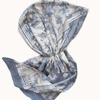 Château Gray Light Crinkle Pre-Tied Scarf